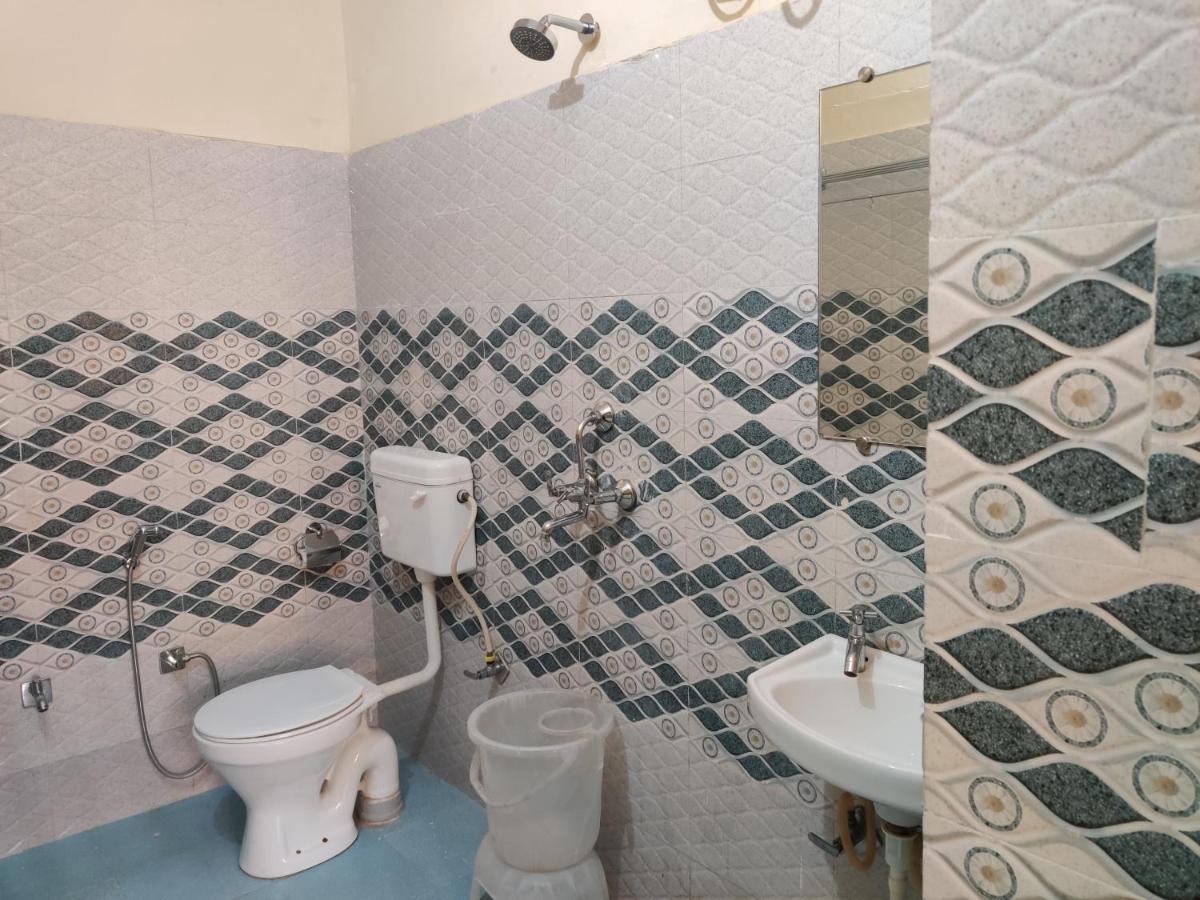 Mvt Guesthouse & Restaurant Рішикеш Екстер'єр фото