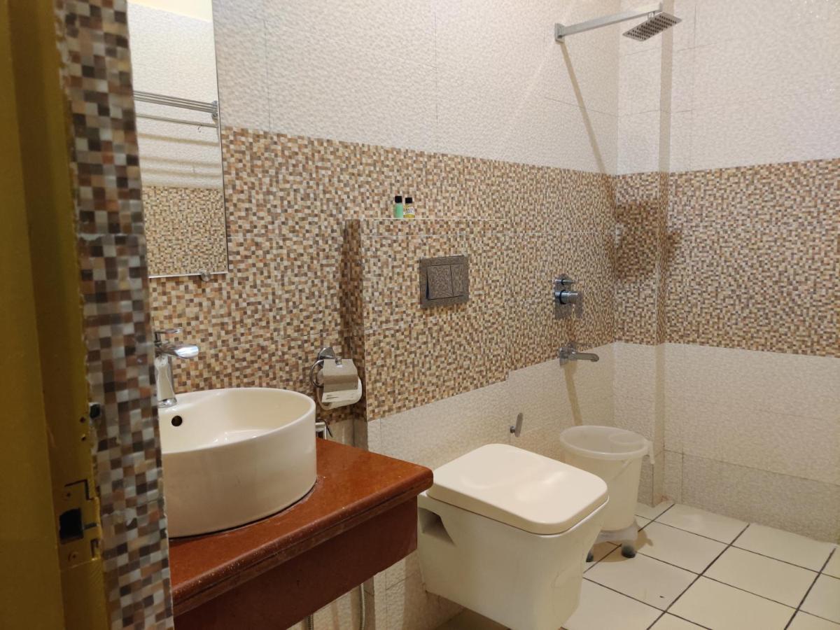 Mvt Guesthouse & Restaurant Рішикеш Екстер'єр фото