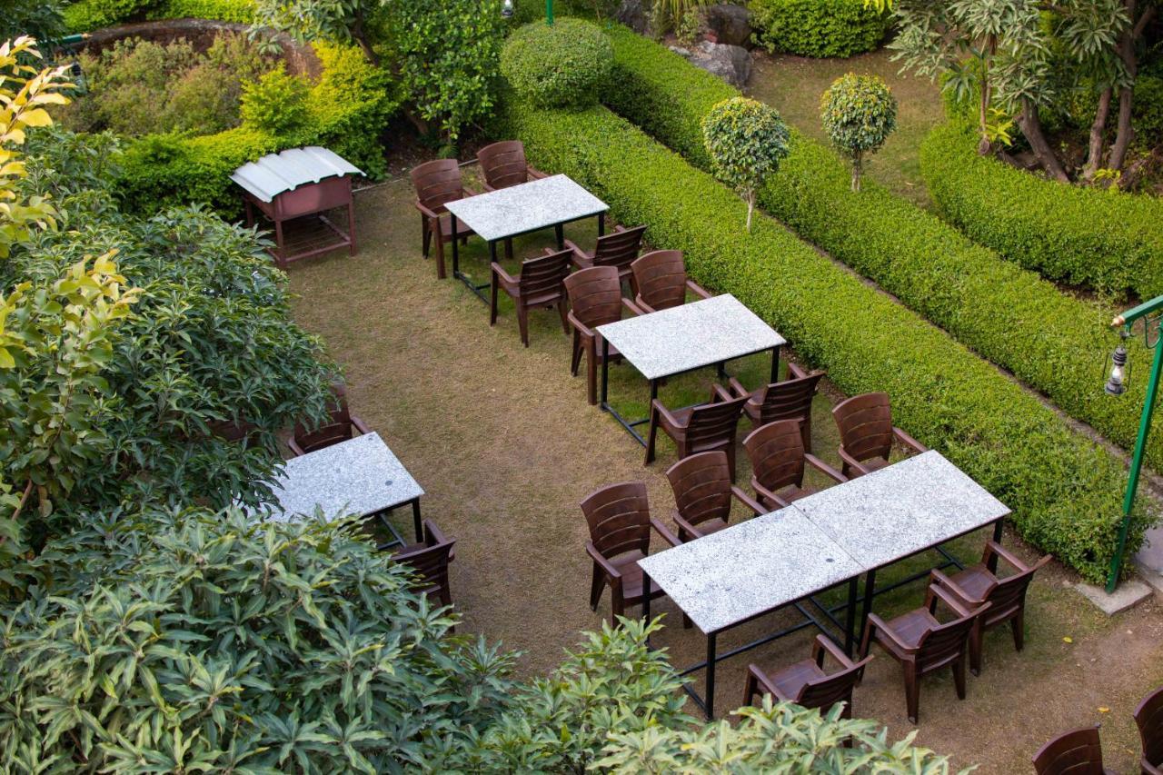 Mvt Guesthouse & Restaurant Рішикеш Екстер'єр фото