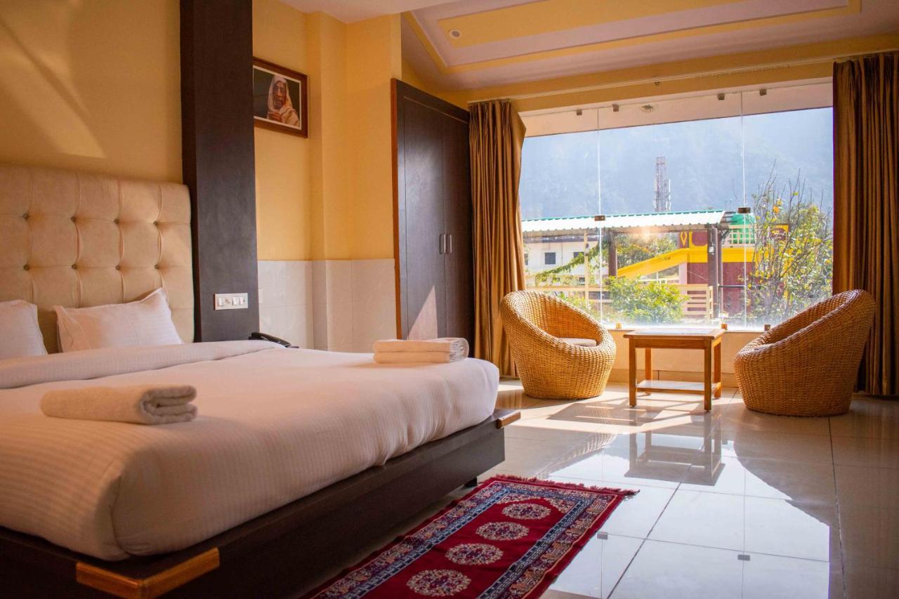Mvt Guesthouse & Restaurant Рішикеш Екстер'єр фото